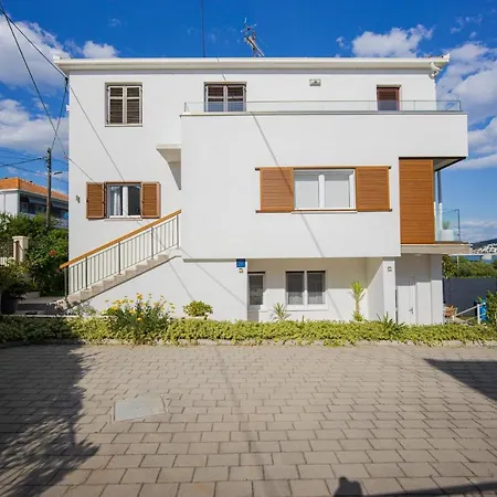Daire Urban Loft Next To The Trogir